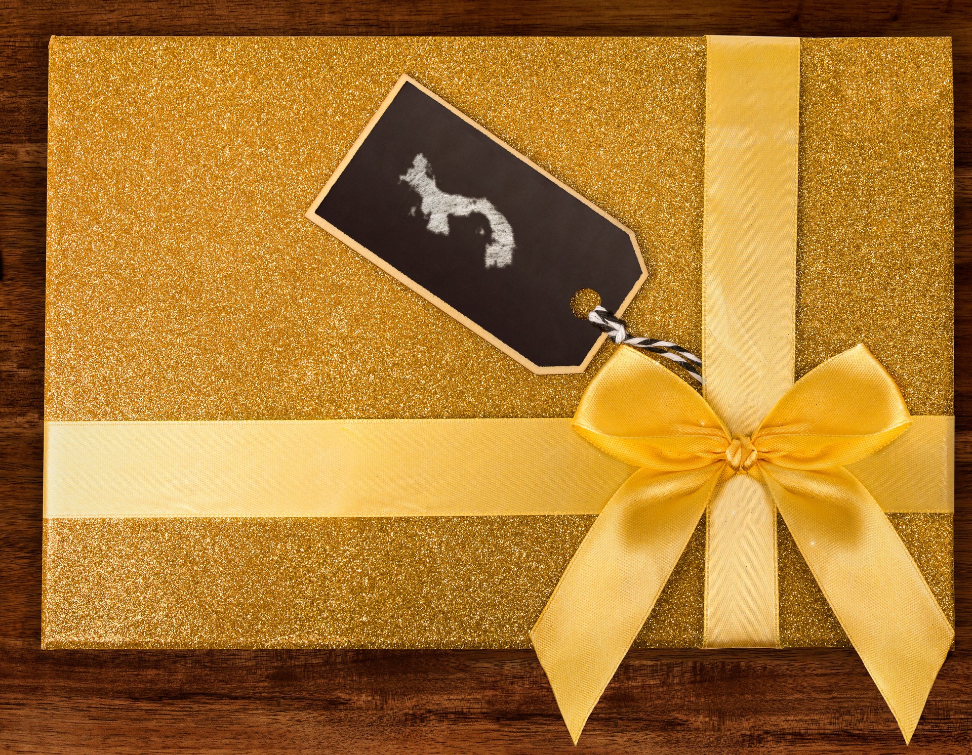 A gift box with Panama drawn on a label with chalk.(series)