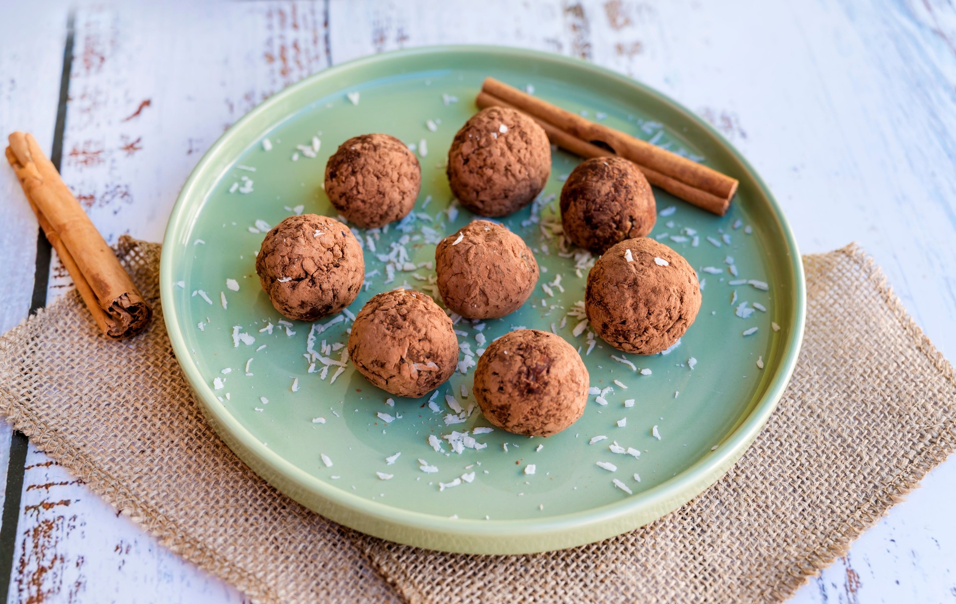 Healthy raw energy balls with Oat and cocoa